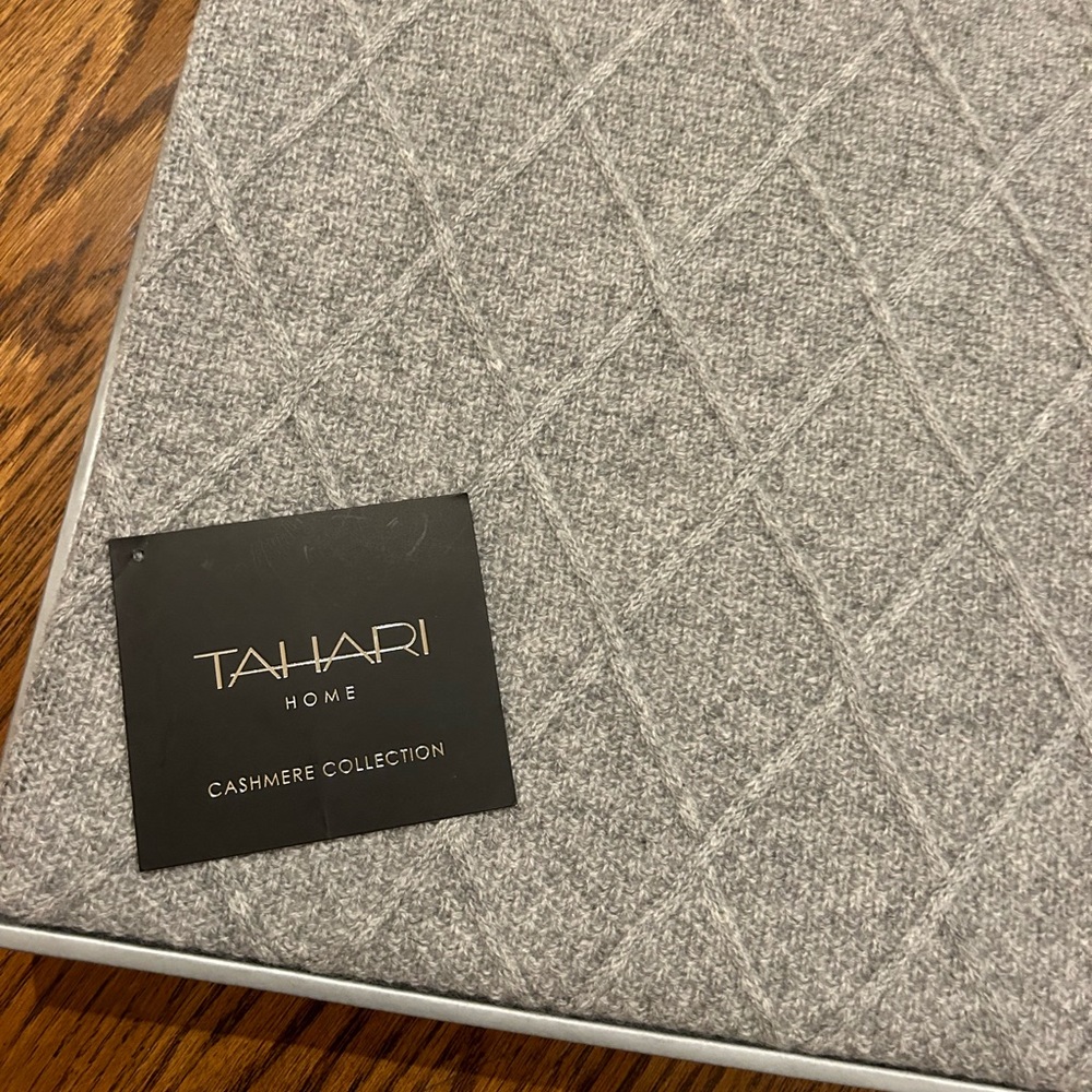 percent Tahari grey cashmere throw blanket 💯💯
